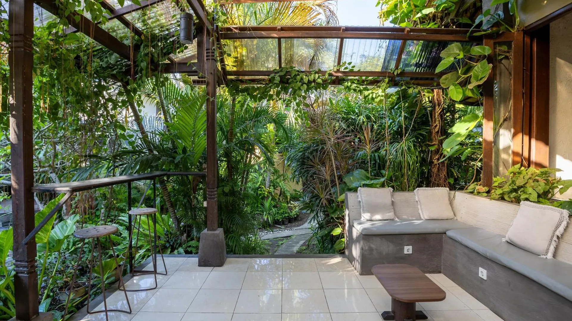 Home-Bience Hostel Улувату Индонезия